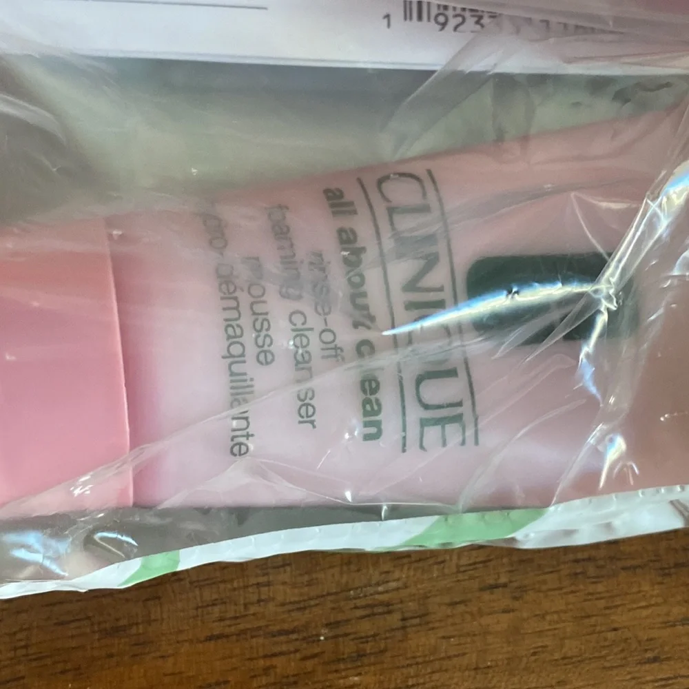 New NWT Clinique x Donald Robertson Moisture Surge Skincare Travel Bag Set